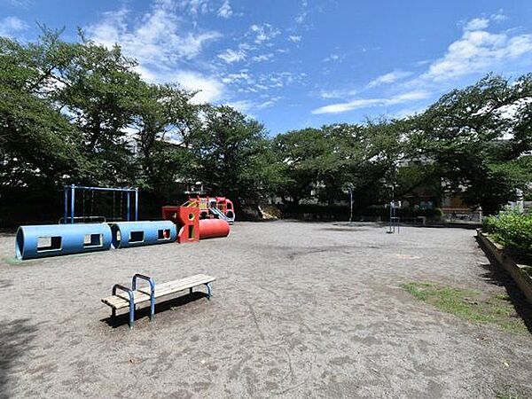 葉根木公園 徒歩15分。 1180m