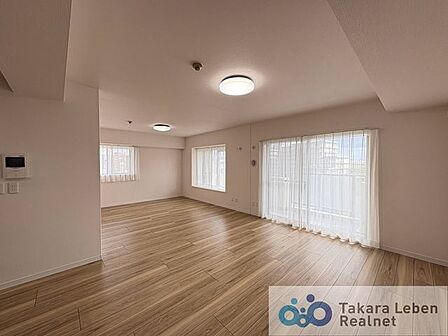 家族が集まる場所だからこそ、採光と通風を確保した心地よいリビングとなっております。自然と家族皆が揃い、笑顔が溢れる場となりそうです。