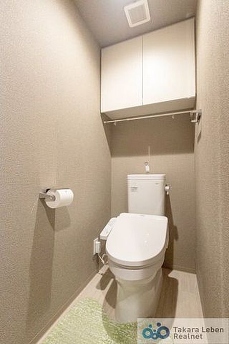 トイレットペーパーホルダーとタオル掛けは標準で実装してます。上部に吊戸棚があり、収納場所に困りません。