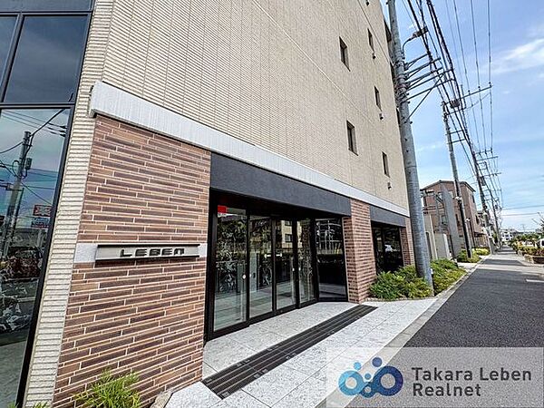 エントランスは品格を高めてくれるよう、温かみを残しながらもスタイリッシュで高級感を感じさせる空間になっております。