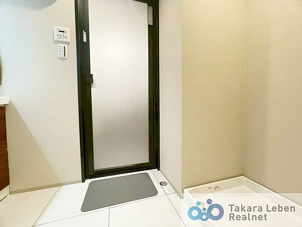 明るくすっきりとした印象の洗面脱衣所。洗濯機置場も確保されており、家事動線がスムーズなのも嬉しいポイントです。