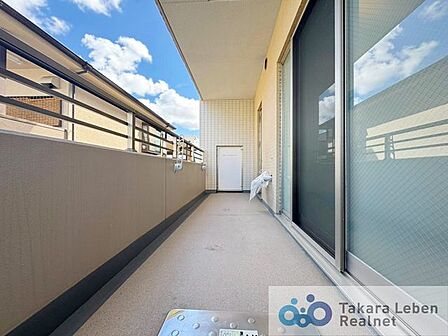 爽やかな風が吹き、思わずお部屋の外へ出たくなる、そんなバルコニーです。心地良さに包まれ、日々の暮らしをより鮮やかに彩ります。