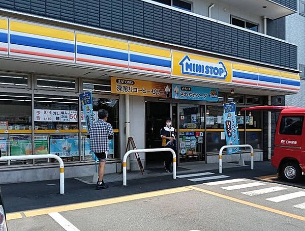 ミニストップ東越谷3丁目店 徒歩3分。 210m