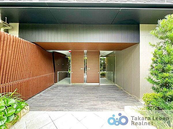 落ち着いた雰囲気でまとめられたエントランスは、住まいの顔として安心感のある空間です。
