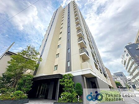 周囲の風景と美しく調和した外観は、主張しすぎず、それでいて印象に残る佇まい。住むほどに愛着が深まる、落ち着きあるデザインです。