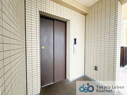 共用部にエレベーターを設置したマンションで、各階へのアクセスがスムーズ。日々の暮らしに配慮された設計です。