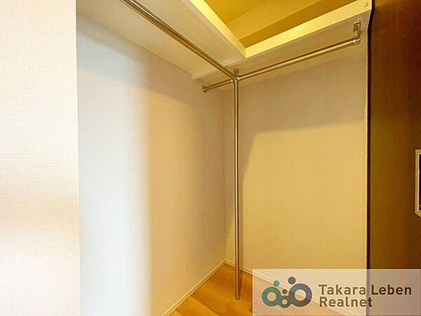 洋室約6.0帖。季節ごとの衣類を収納できるウォークインクローゼット。