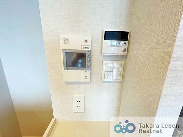 【モニター付きインターフォン・給湯パネル】室内にいながら、来客者や外の様子を確認でき、セキュリティ面も安心です。給湯パネルがお部屋にある為ワンタッチでお風呂の準備が可能です。