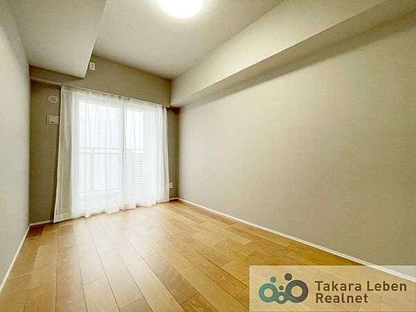 約5.0帖の洋室(2)。明るい日差しが差し込む洋室。ゆったりとくつろげる心地よい空間です。