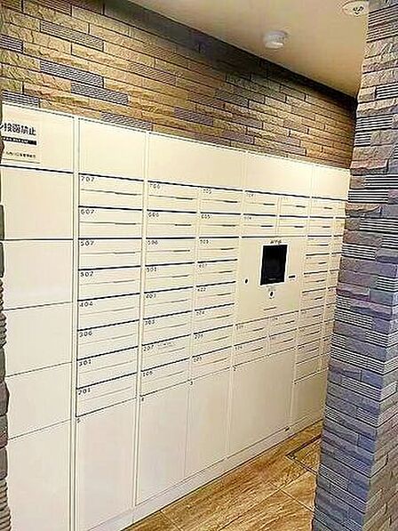 メールボックスコーナーも綺麗に整えられております。共用部分が清潔に保たれていると、マンション全体の品格が上がりますね。