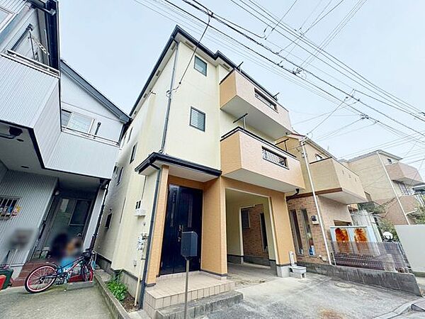 洗練されたフォルムと柔らかな印象を併せ持つ外観デザイン。街並みに自然と溶け込みながら、居住者様を優しく迎え入れます。