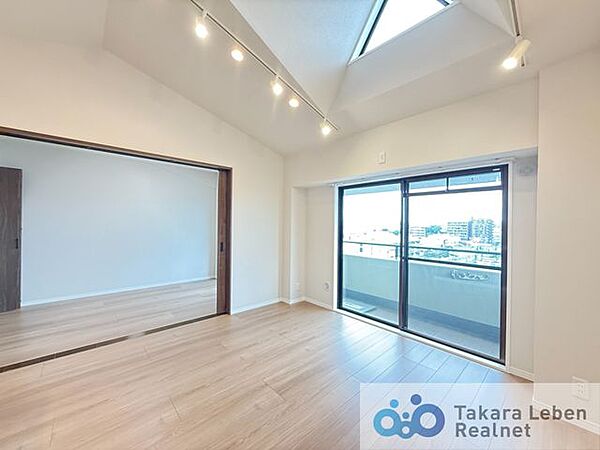 家族が集まる場所だからこそ、採光と通風を確保した心地よいリビングとなっております。自然と家族皆が揃い、笑顔が溢れる場となりそうです。
