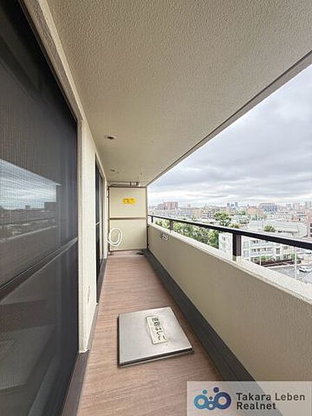 爽やかな風が吹き、思わずお部屋の外へ出たくなる、そんなバルコニーです。心地良さに包まれ、日々の暮らしをより鮮やかに彩ります。