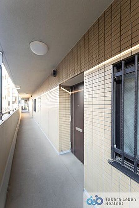明るさを感じられる玄関は、毎日の出入りがしやすい空間。来客時にも落ち着いた印象を与えます。
