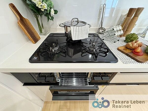 調理の幅が広がるグリル付きの3つ口コンロで、お料理がもっと楽しくなりますね♪