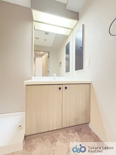 洗面室は朝を快適にさせてくれる大切な空間です。バタバタしている忙しい朝でも収納が多い洗面台では短時間で効率良く支度ができます。