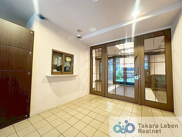 住まう人や訪れる方を優しくお出迎えするエントランス。