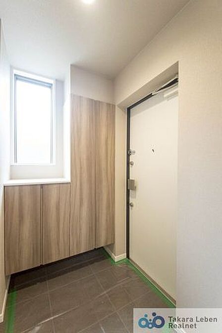 訪れる方を優しくお出迎えする落ち着いた玄関。毎日の外出や帰宅の際にも気持ちを落ち着かせてくれる空間になりそう。
