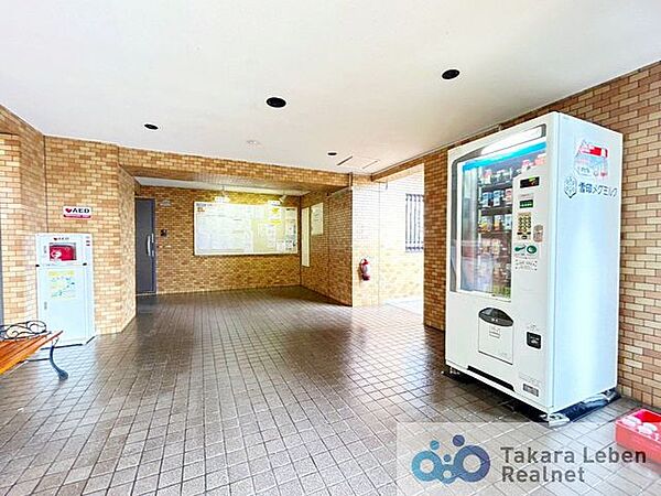 共用部の第一印象となるエントランスは、落ち着いた色合いとすっきりとした空間。住まいとしての佇まいを感じられます。