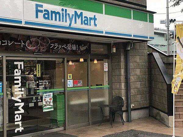ファミリーマート大泉インター店 徒歩10分。 780m