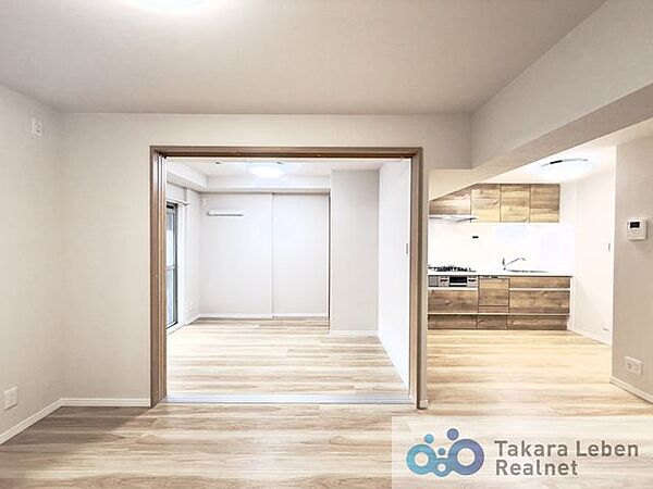 家族が集まる場所だからこそ、採光と通風を確保した心地よいリビングとなっております。自然と家族皆が揃い、笑顔が溢れる場となりそうです。