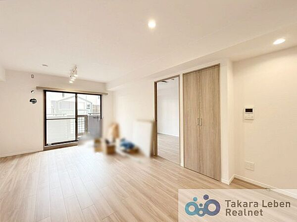家族が集まる場所だからこそ、採光と通風を確保した心地よいリビングとなっております。自然と家族皆が揃い、笑顔が溢れる場となりそうです。