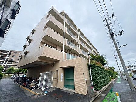 JR京浜東北線「北浦和」駅から徒歩約10分。日差しに恵まれた閑静な佇まいの総戸数47戸7階建マンション。周辺に生活便利な施設が充実。