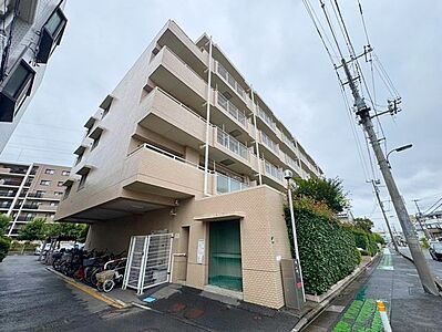 外観：JR京浜東北線「北浦和」駅から徒歩約10分。日差しに恵まれた閑静な佇まいの総戸数47戸7階建マンション。周辺に生活便利な施設が充実。