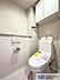トイレ：ウォシュレット機能付きのトイレは壁掛けリモコンの上位グレードを採用。便座がスッキリした印象となり、限られた空間を広く見せる効果があります。