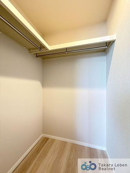 季節ごとの衣類を収納できるウォークインクローゼット。