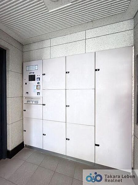 不在時の荷物の受け取りに便利な宅配ボックス。再配達依頼時の休日の時間の拘束から解放されます。