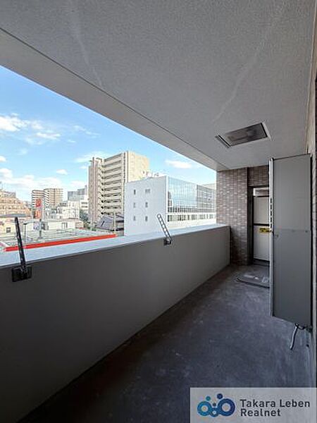 爽やかな風が吹き、採光にも恵まれてますので思わずお部屋の外へ出たくなる、そんなバルコニーです。心地良さに包まれ、日々の暮らしをより鮮やかに彩ります。