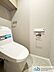 トイレ：ウォシュレット機能付きのトイレは壁掛けリモコンの上位グレードを採用。便座がスッキリした印象となり、限られた空間を広く見せる効果があります。