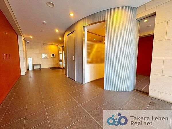 エントランスまわりはすっきりと整えられ、住まいとしての佇まいが伝わる空間。日々の生活に自然と馴染みます。