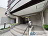 エントランス：マンションエントランスです。落ち着いた温かみのある色調で、住む人をやさしく迎えてくれます。