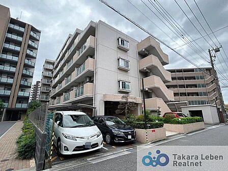 柔らかな印象で、周囲の街並みと調和する、シンプルで優しいデザインの外観です。
