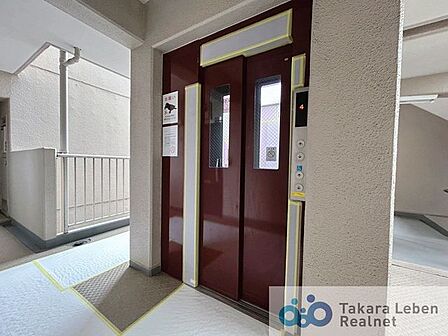お買い物でたくさんの荷物を持っている時にも便利なエレベーター付き