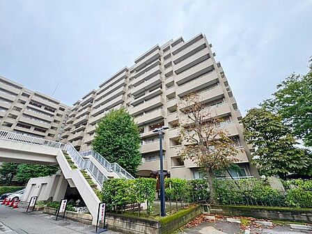 喧噪を離れた穏やかな環境に佇む本マンションは、都市では得がたい開放感あふれる暮らしをお楽しみいただけます。