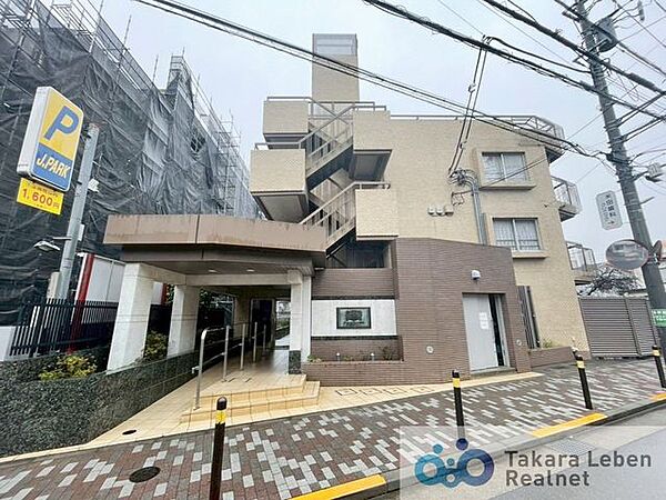 重厚感と高級感のあるデザインのエントランス。エントランス周りは広々としたアプローチとなっており、毎日のお出かけを気持ち良く後押ししてくれます。