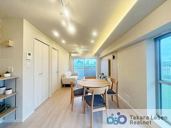 バルコニーに面したリビングダイニング。適度な採光が心地よく、爽やかな風を感じることができます。