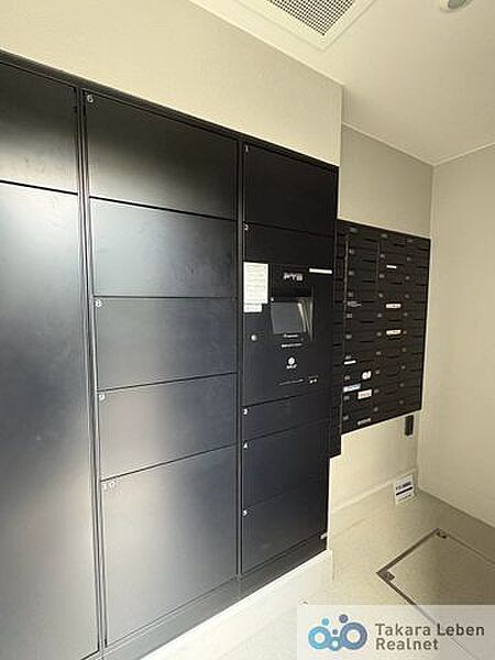 不在時の荷物の受け取りに便利な宅配ボックス。再配達依頼時の休日の時間の拘束から解放されます。