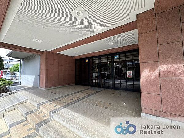 マンションエントランスです。落ち着いた温かみのある色調で、住む人をやさしく迎えてくれます。