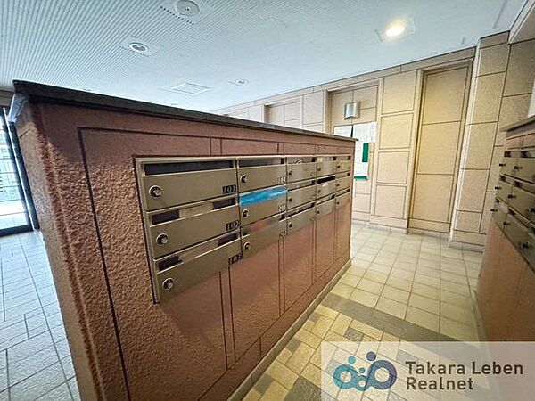 メールボックスコーナーも綺麗に整えられております。共用部分が清潔に保たれていると、マンション全体の品格が上がりますね。