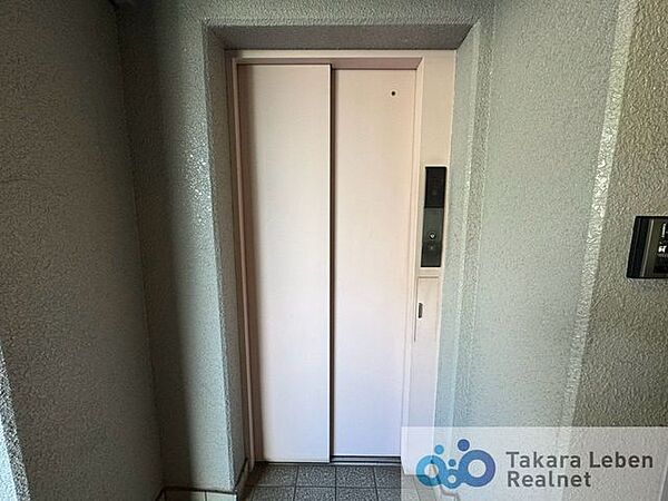 お買い物でたくさんの荷物を持っている時や、仕事でクタクタに疲れている時など、階段で1段ずつ上がるのは大変。そんな時にも便利なエレベーター付きの物件です。