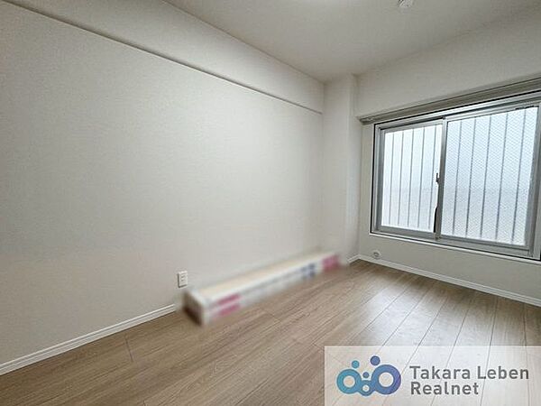 約4.9帖の洋室です。