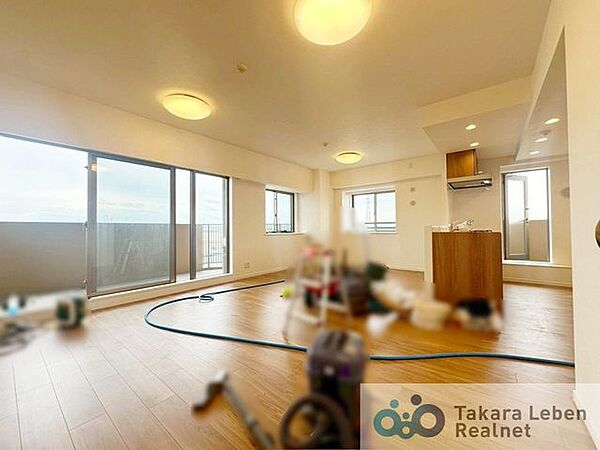 バルコニーに面した明るい空間でリラックスタイムをお過ごしいただけます。
