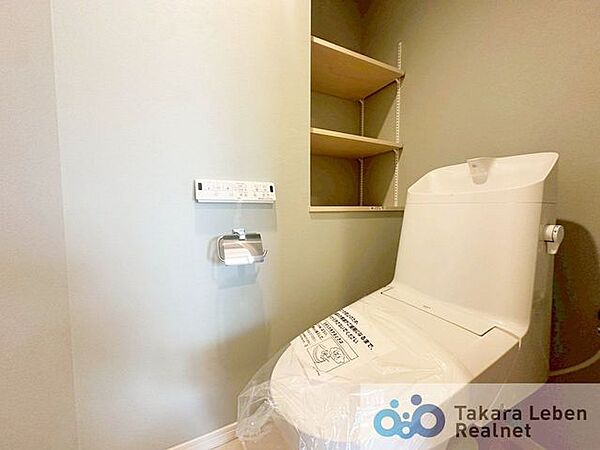ウォシュレット機能付きで日々のトイレ使用が一段と快適に！衛生的なトイレ環境を実現することが可能です。