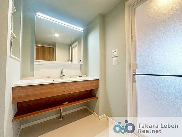シンプルですっきりしたデザインの洗面台。無駄がなく、使い勝手の良い仕様となっております。