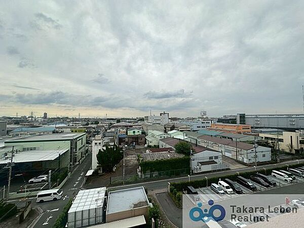 暮らしにゆとりを添えるバルコニー空間。外の景色を楽しみながら過ごすひとときは格別です。