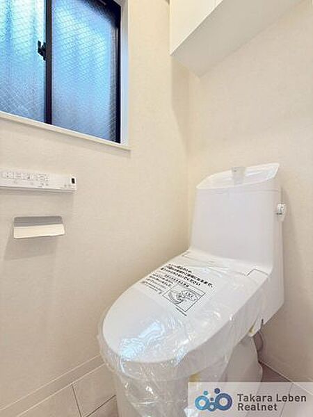 ウォシュレット機能付きのトイレは壁掛けリモコンを採用。限られた空間を広く見せる効果があります。